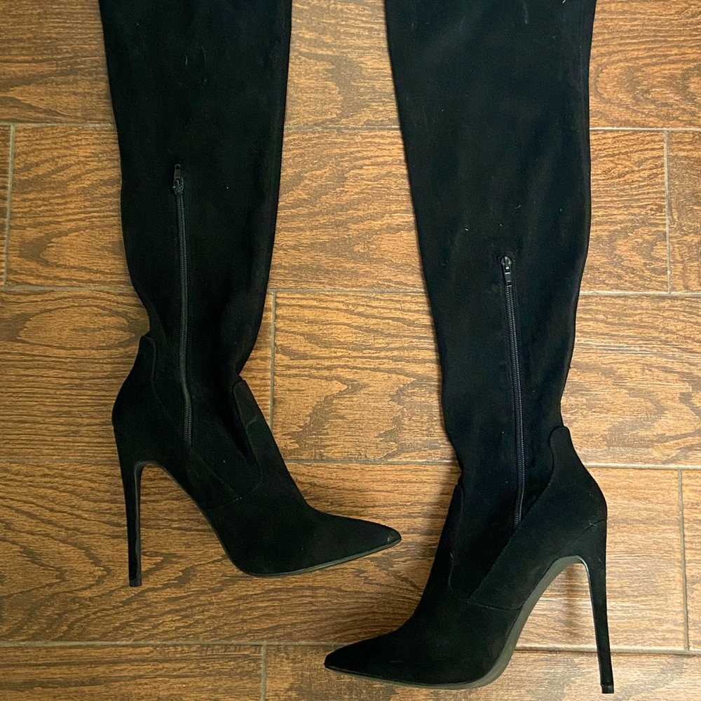 Freya knee-high stiletto high heels.